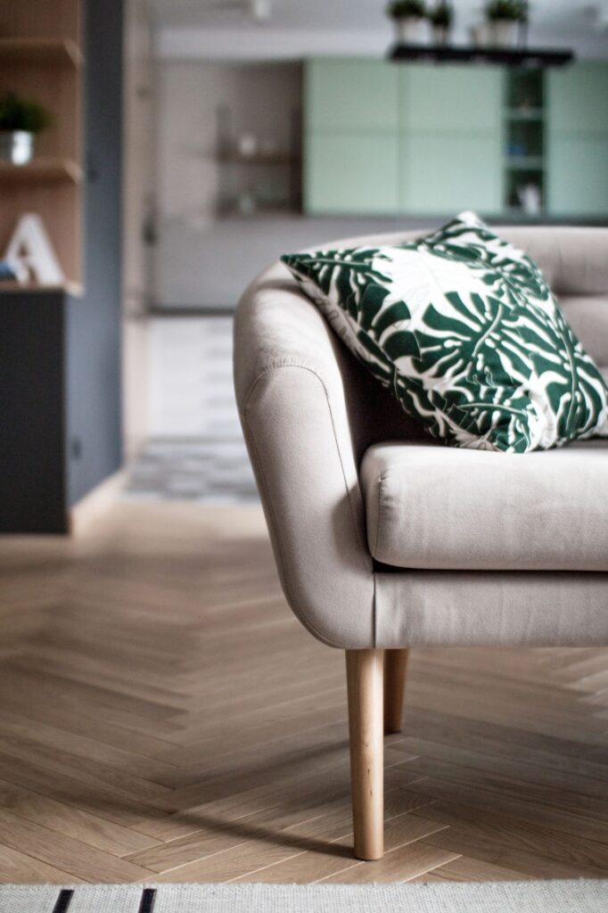 młodzieżowy apartament z dębową jodełką angielską
